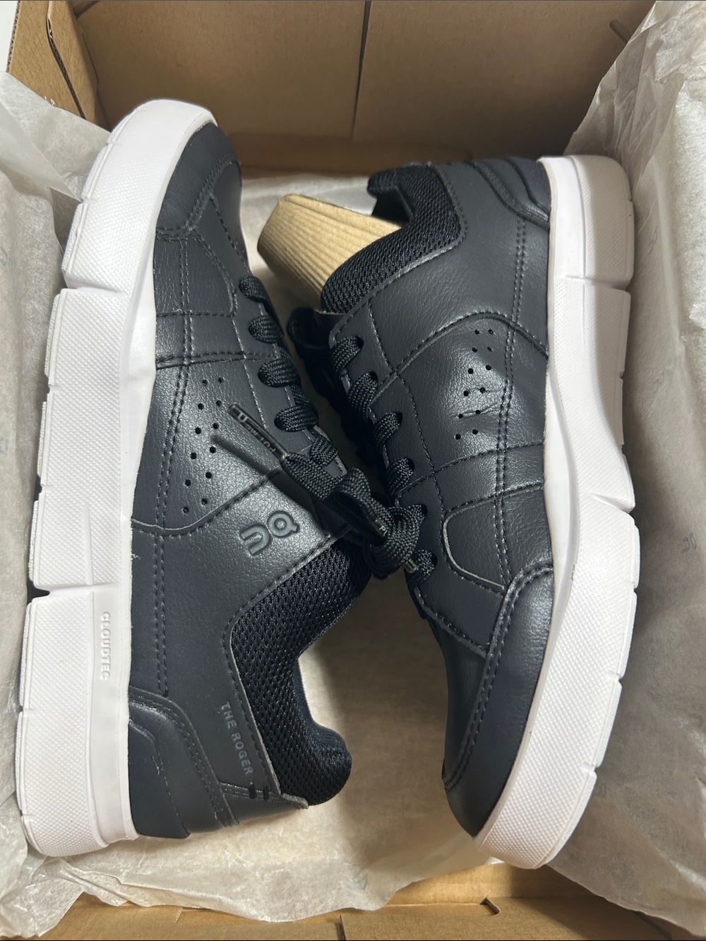 On Running The Roger Leather Sneakers - Black/White
